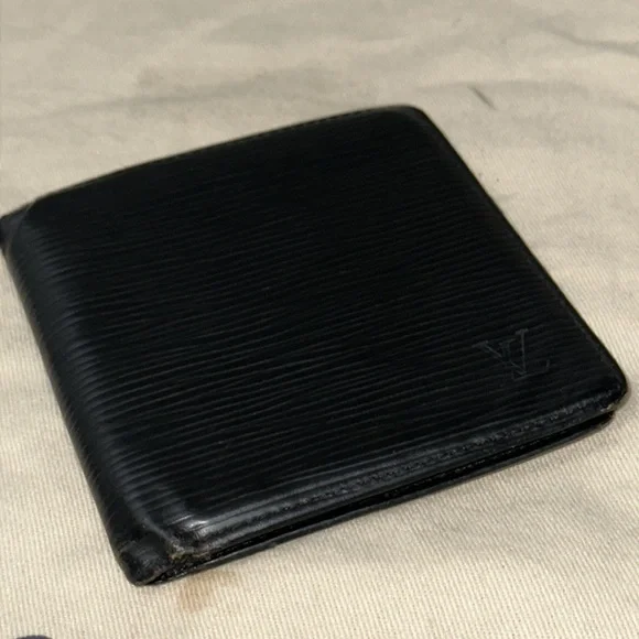 Louis Vuitton black epi 6 credit card slot billfold billets